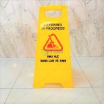 Biển báo chữ A khu vực đang làm vệ sinh