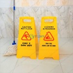 Biển báo chữ A khu vực đang làm vệ sinh