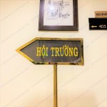 Bảng thông tin chỉ dẫn mũi tên inox mạ vàng