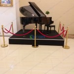 Cột chắn inox mạ vàng trang trí trong triển lãm