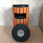 Thùng rác gỗ hình trụ tròn đặt ngoài trời