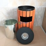 Thùng rác gỗ hình trụ tròn đặt ngoài trời