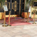 Trụ chắn inox mạ vàng dây nhung đỏ cho khách sạn