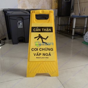 Biển cảnh báo COI CHỪNG VẤP NGÃ đặt sàn chữ A