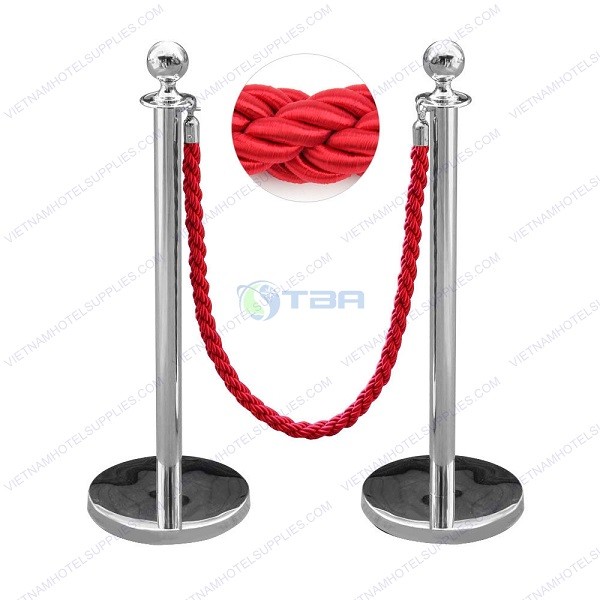Cột chắn inox trắng đầu tròn dây thừng bện màu đỏ 