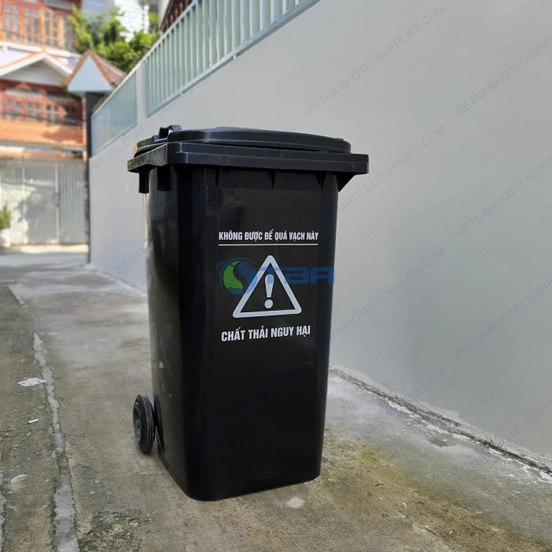 Thùng đựng rác thải y tế nguy hại màu đen 240L