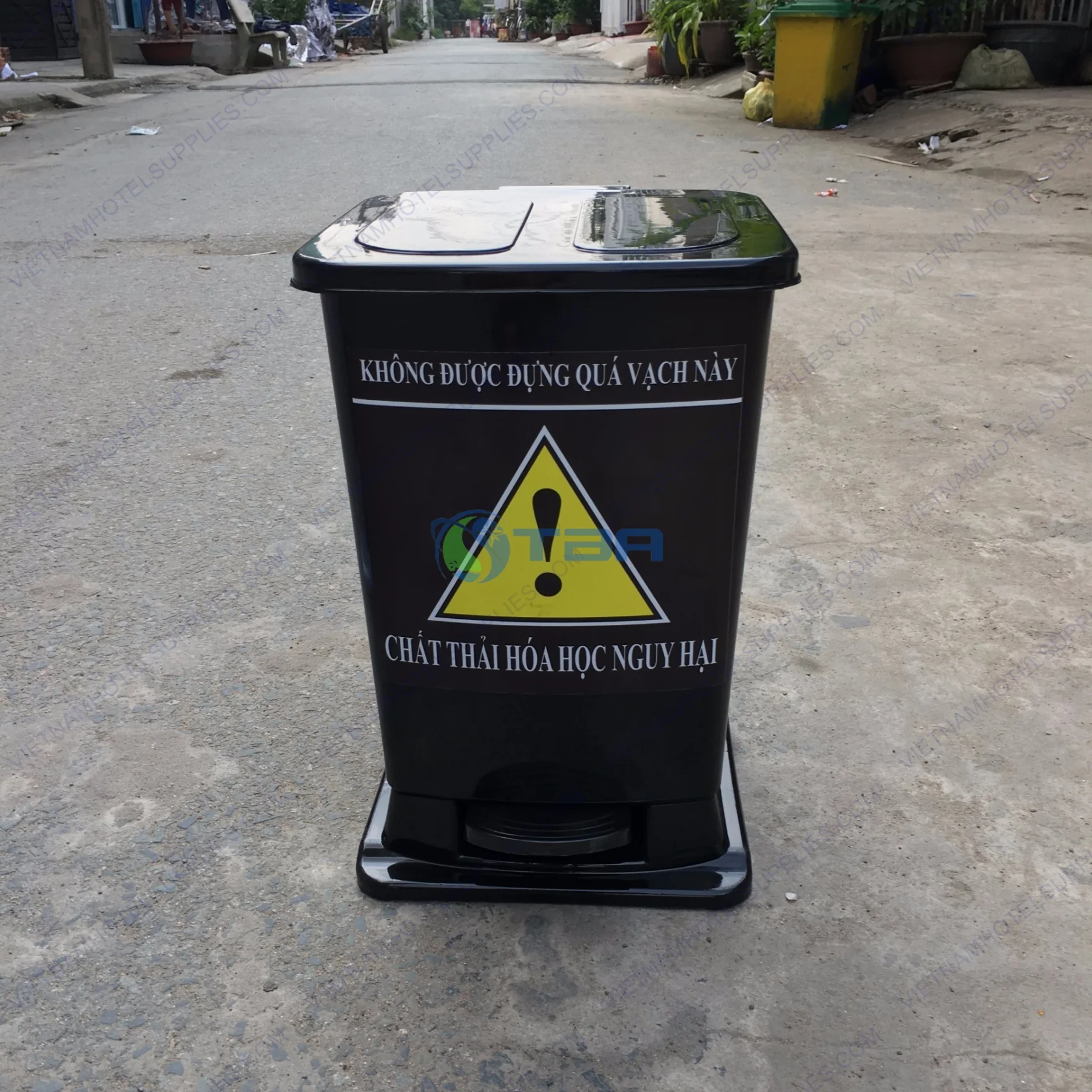 Thùng rác nguy hại màu đen 15L